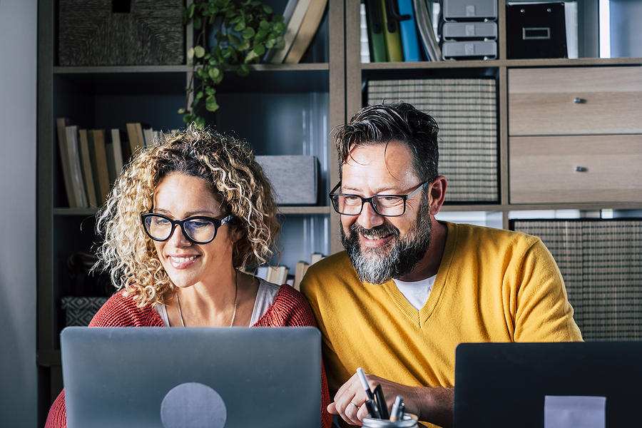 Couple happily discover Windows 11 accessibility feature.